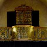 ...oltre alla cantoria lignea del XVIII secolo con balaustra e cassa dell�organo decorate da motivi oro e azzurri